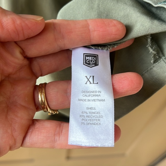 Mediclo XL Women’s TENCEL™ Fiji‎ ‎ Banded Collar Scrub Top in Sage - Picture 7 of 11